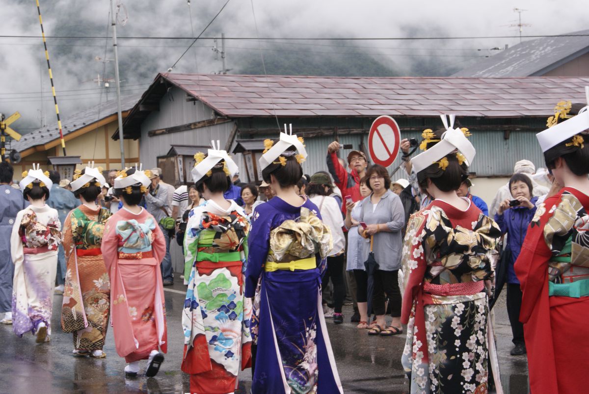 雨上がりの花嫁行列 人物 仲間 友人 集団 Ganref