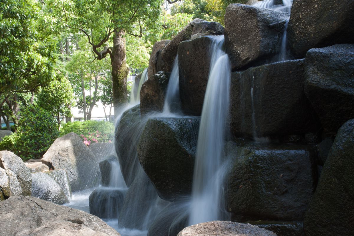 小さい滝 街並み 建物 公園 Ganref