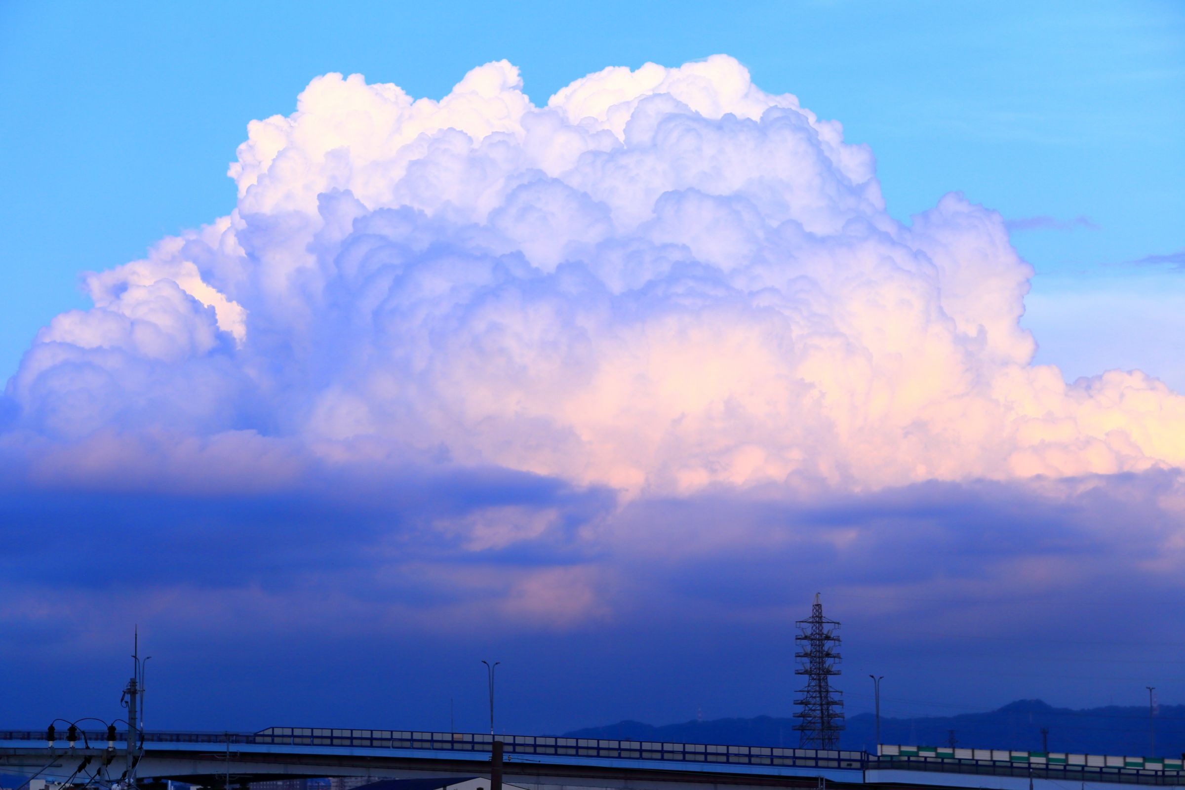 夏の日の巨大な雲 | GANREF