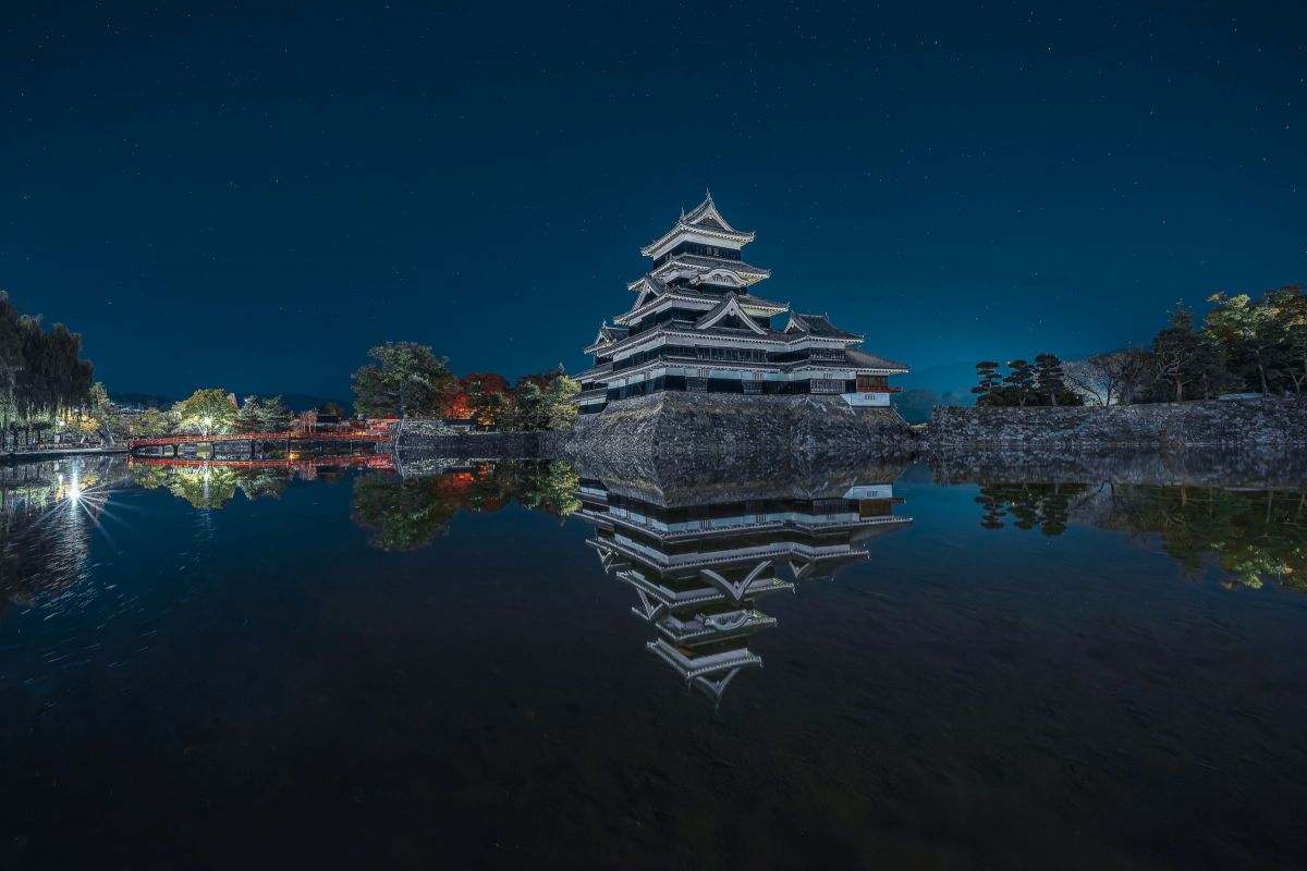 秋夜に浮かぶ | GANREF