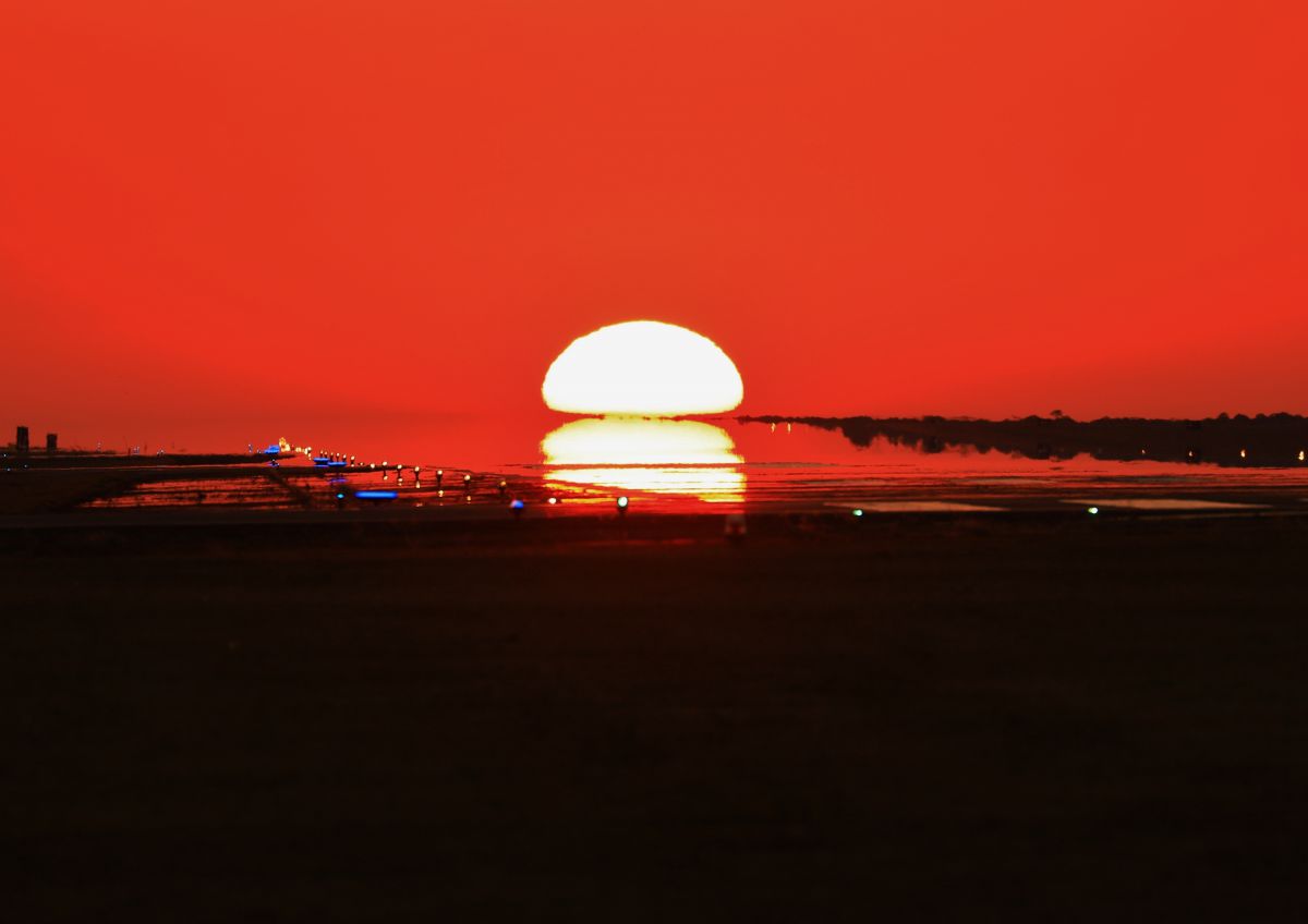 滑走路に沈む夕日 乗り物 交通 航空機 空港 Ganref