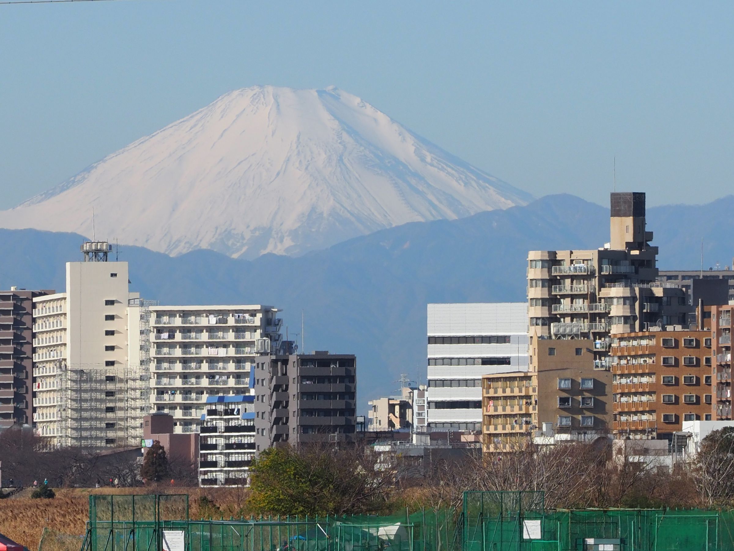 多摩川河川敷から眺めた富士山 | GANREF