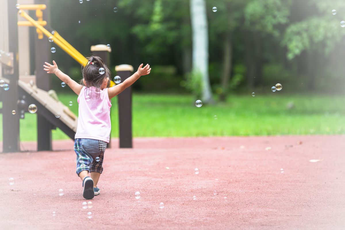 手のひらをシャボン玉に 人物 子供 Ganref