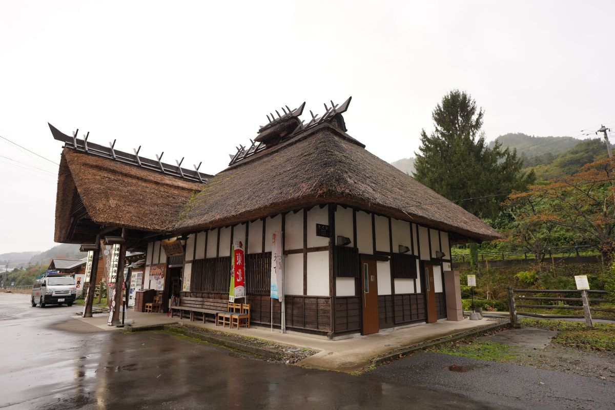 茅葺屋根の駅舎 会津鉄道 湯野上温泉駅 Ganref