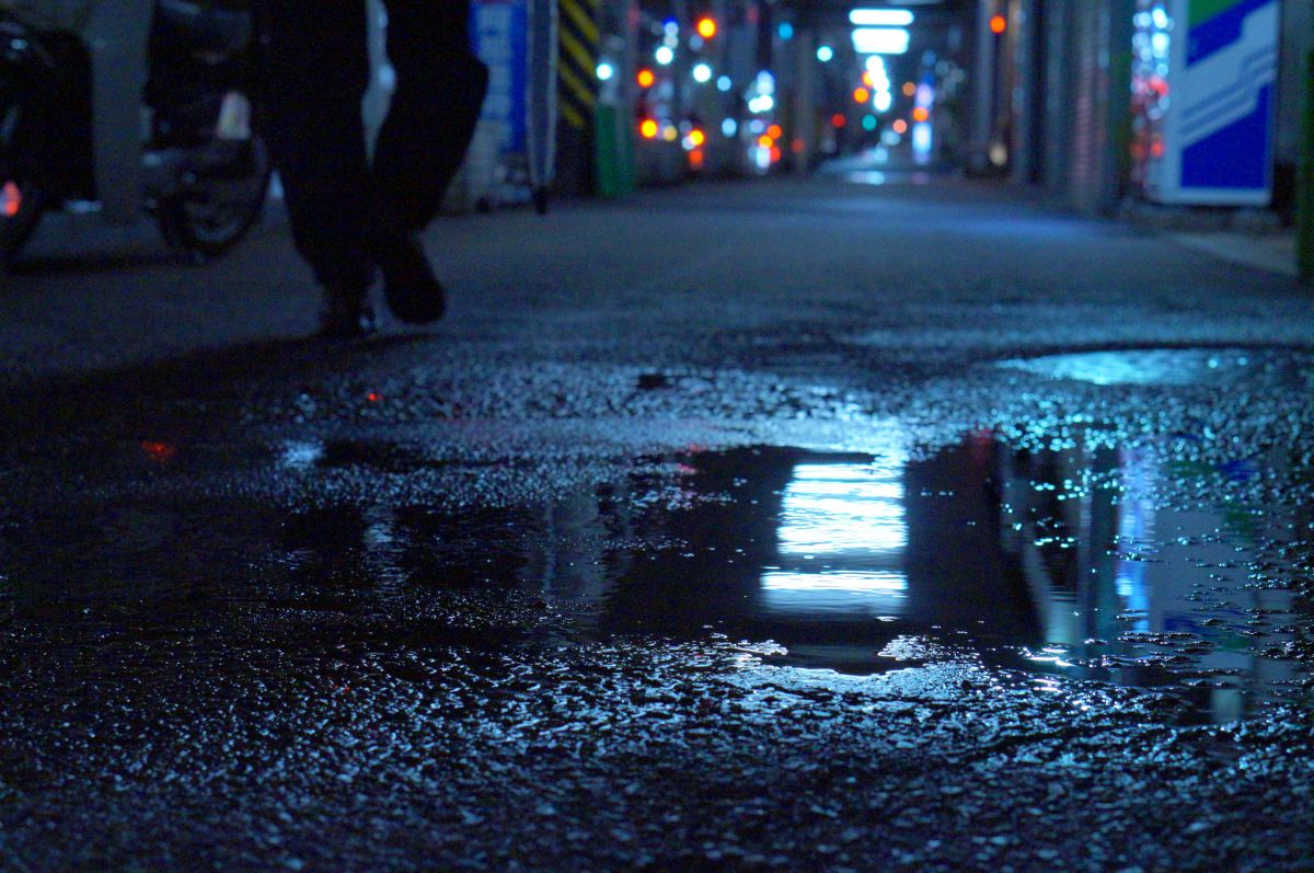 夜の雨上がり 街並み 建物 街並み Ganref