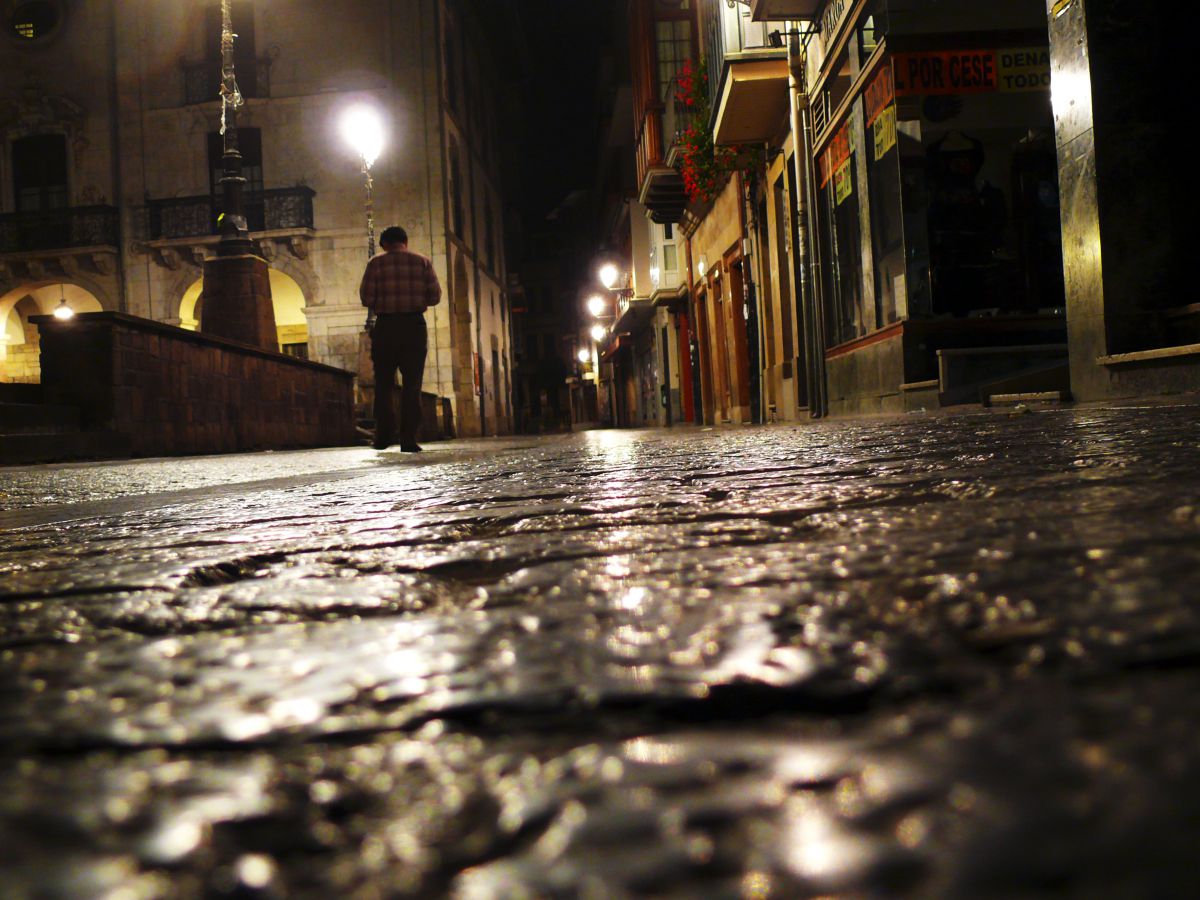 ちどり足 スペイン バスクの街角にて 街並み 建物 夜景 Ganref