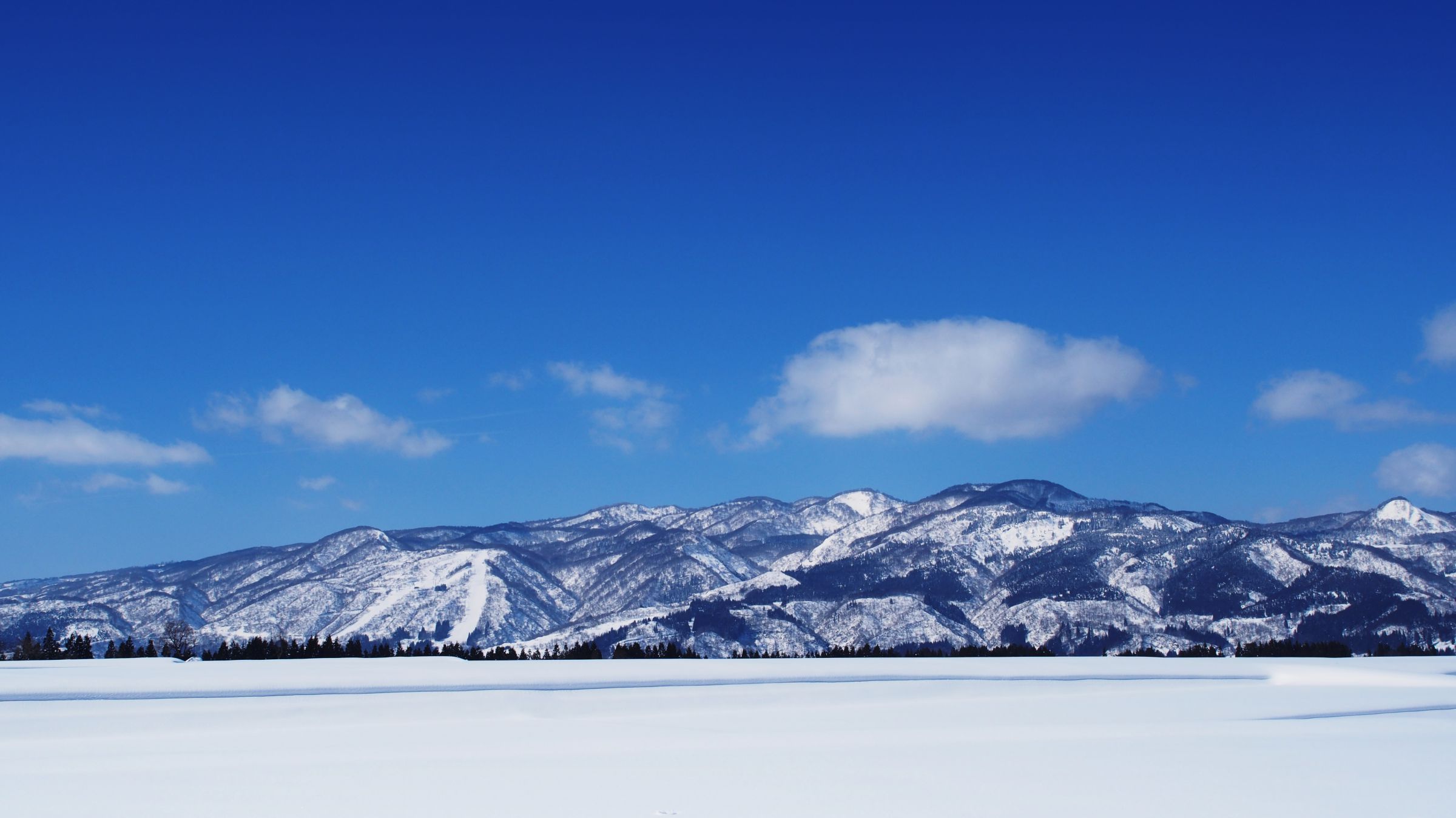 純白の雪景色と澄み渡る青空 | GANREF