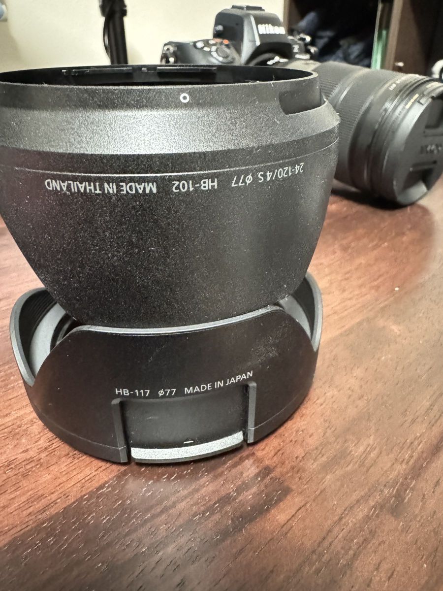 ニコン Z8 & NIKKOR Z 24-70mm f/2.8 S II（28）フードの窓が気が付く