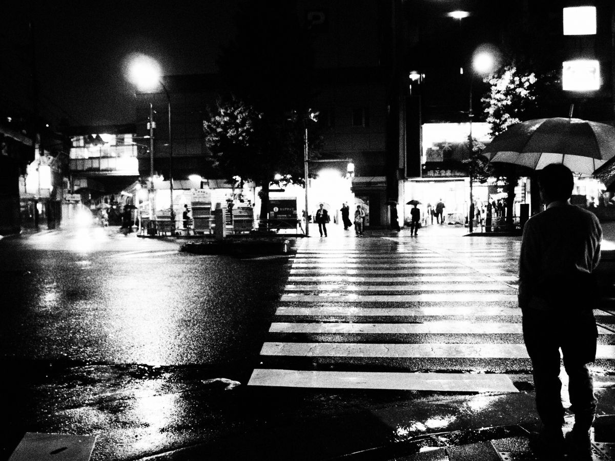 都会と雨と交差点 街並み 建物 夜景 Ganref
