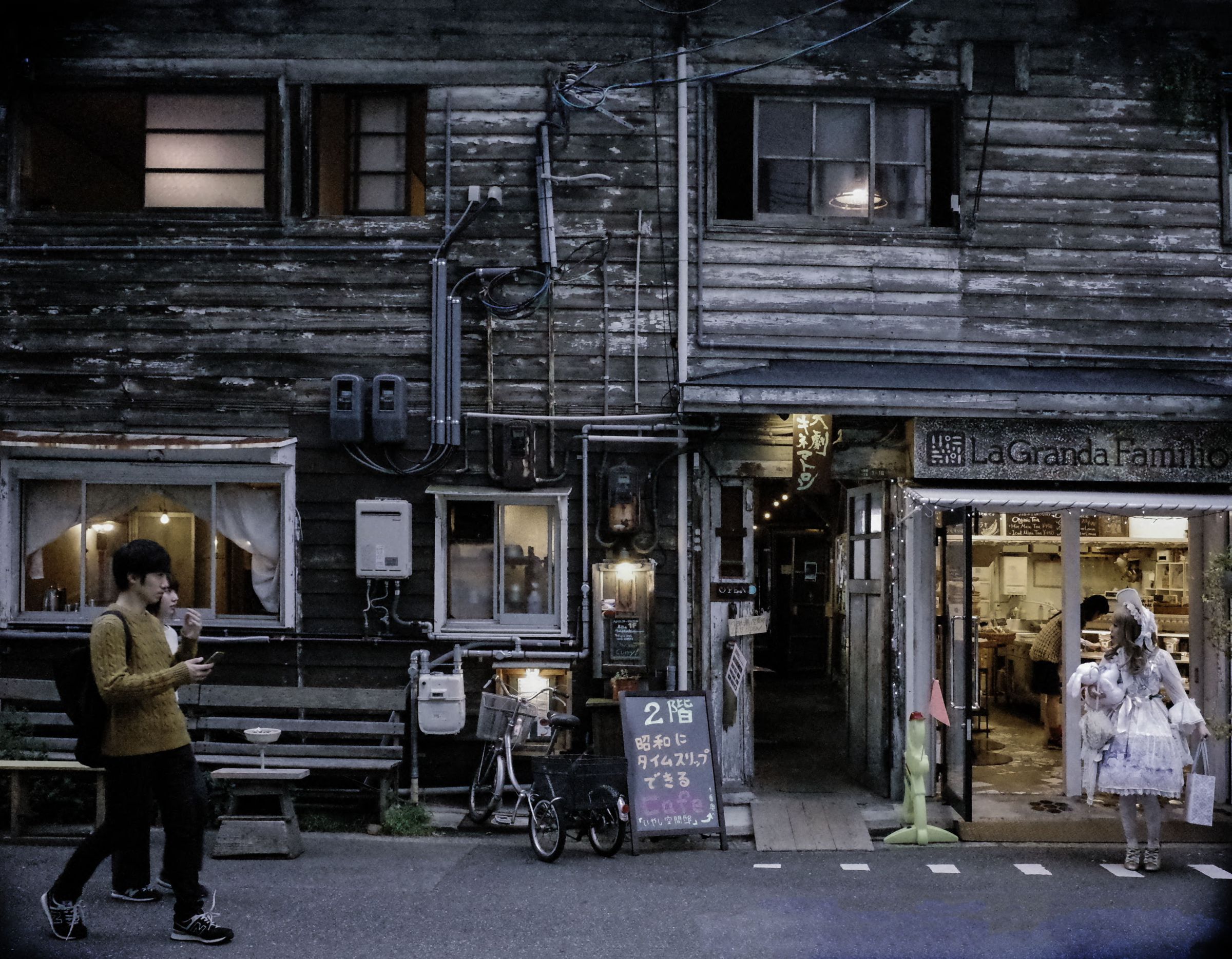 昭和レトロの街の夕暮れ | GANREF