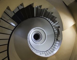 下から見た螺旋階段 街並み 建物 ビル タワー Ganref