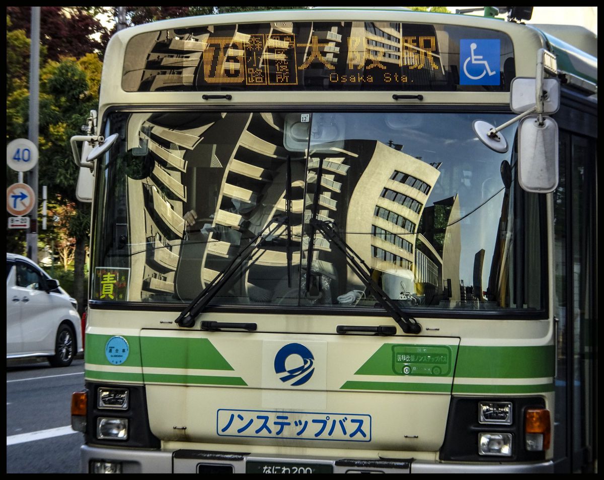 バスの窓に映るビル群 GANREF