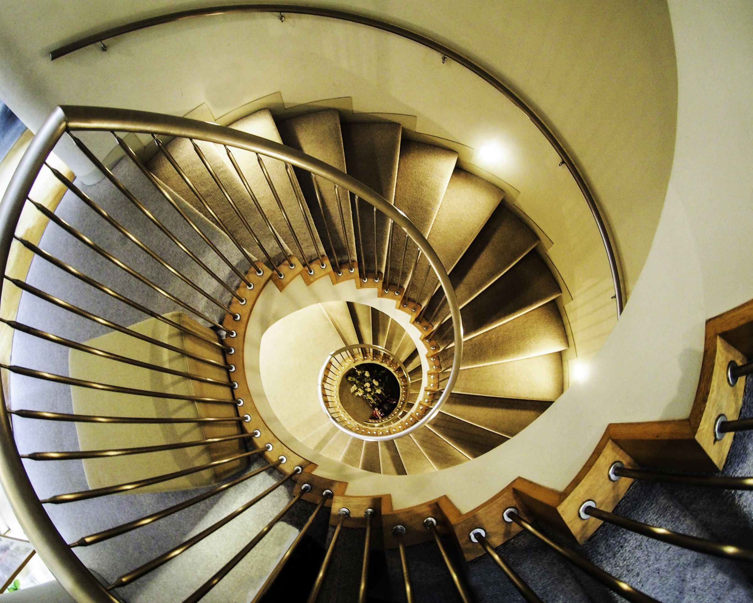 美術館の中の螺旋階段 | GANREF