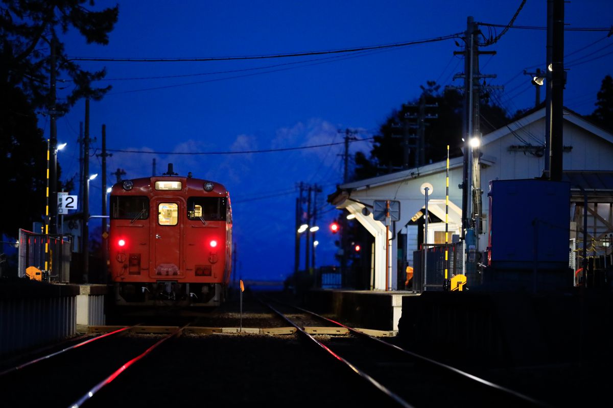 停車場の風景 氷見線 雨晴駅 17時22分 乗り物 交通 鉄道 駅 Ganref