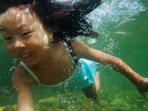 川の中で目を開けれるんだよ 人物 子供 Ganref