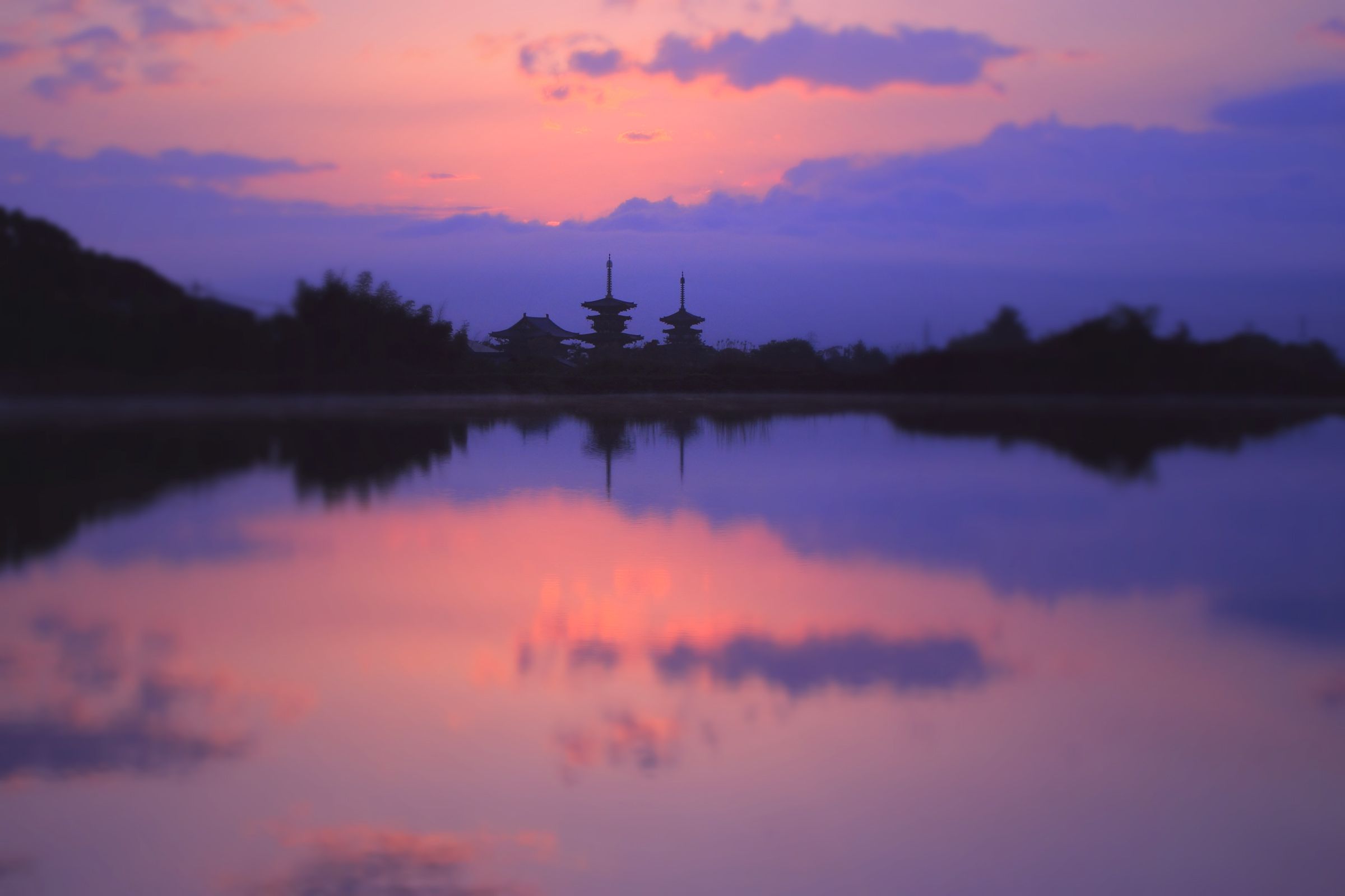 下保 昭リトグラフ 日没直前の夕日が、静かに薄明るく照らした