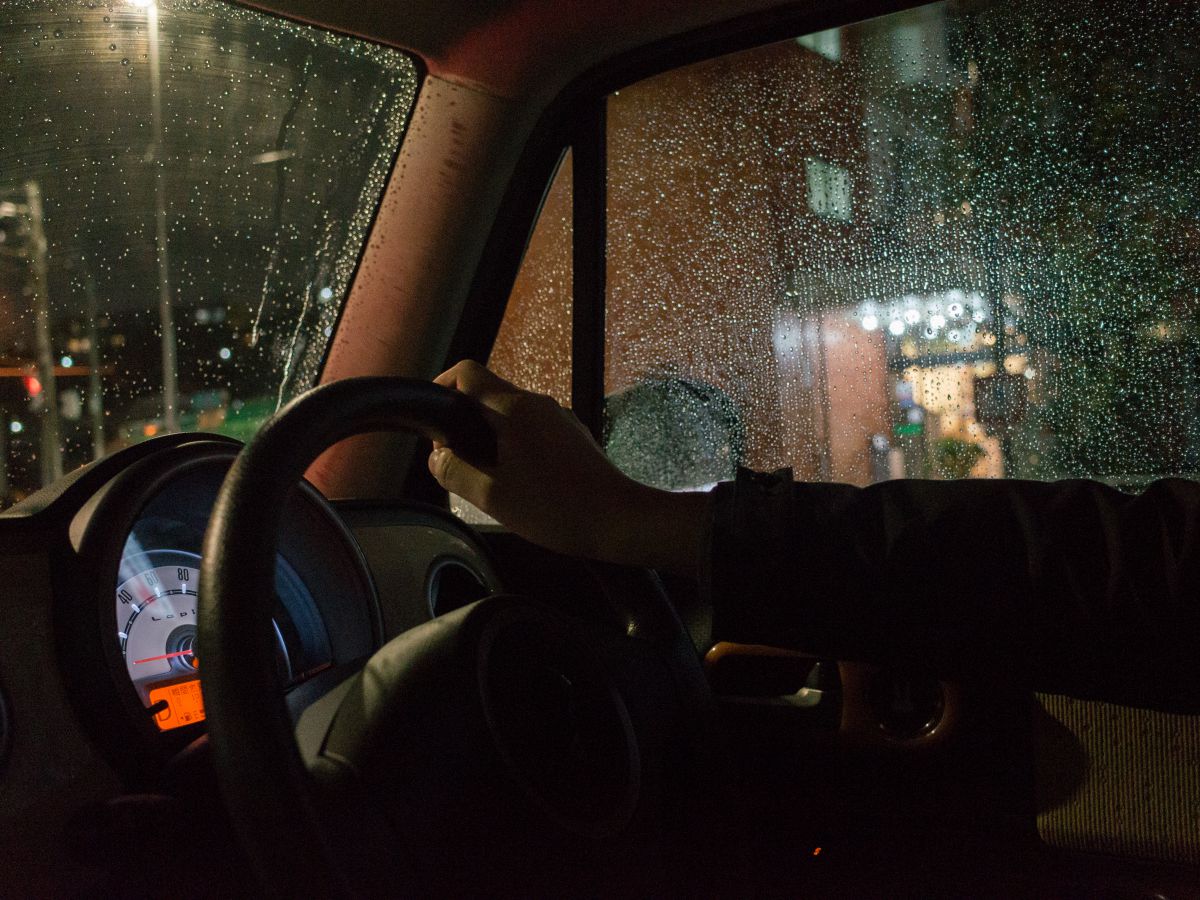 雨のドライブ１ 乗り物 交通 車 Ganref