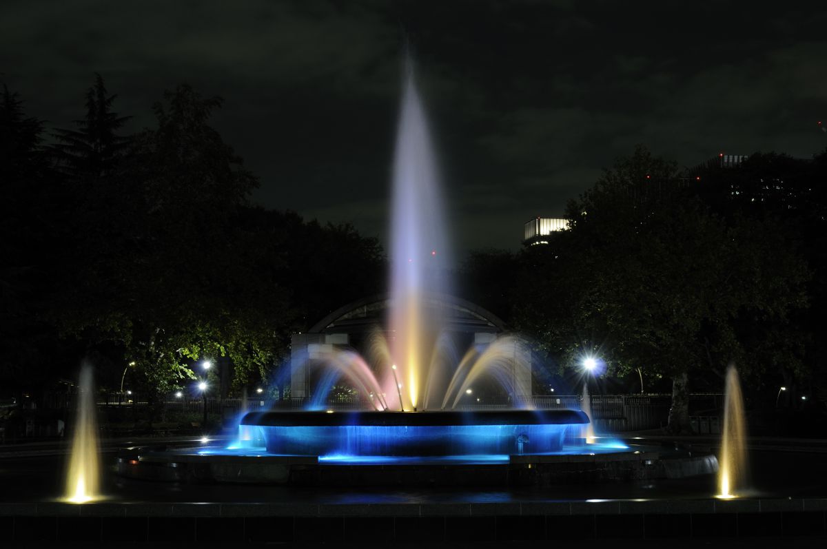 日比谷公園の噴水 街並み 建物 夜景 Ganref