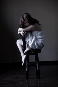 座る女 人物 女性 Ganref