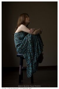 座る女 人物 女性 Ganref