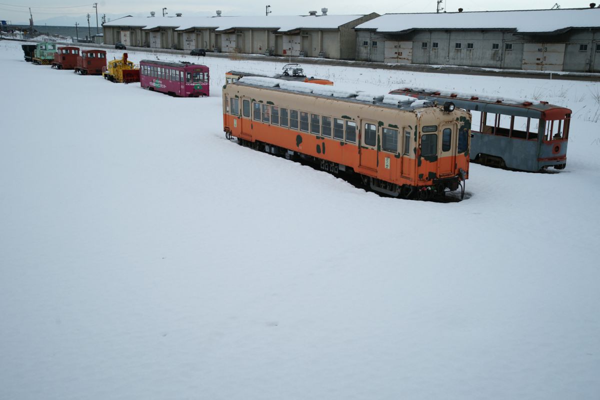 廃車両は再就職先の夢を見るか 乗り物 交通 鉄道 駅 Ganref