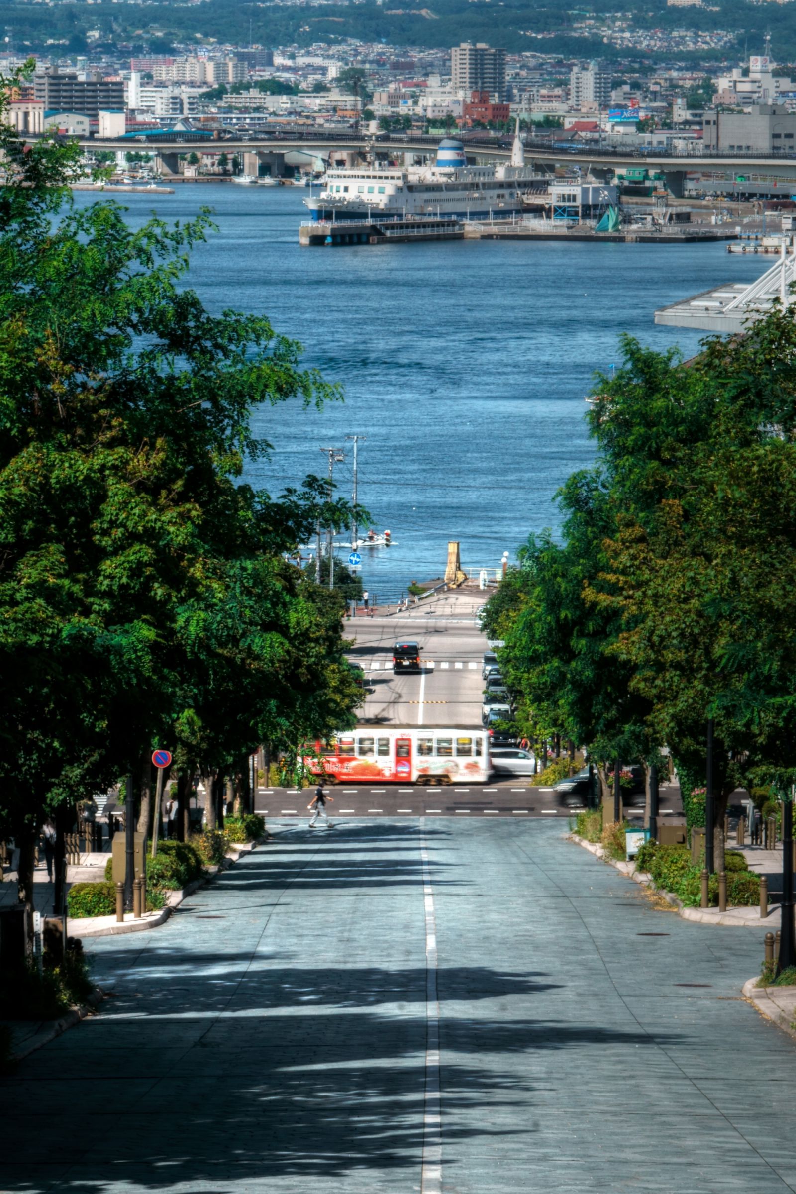 風景画 水彩画 路面電車と海の景色　ちょっと前の函館八幡坂　F10号サイズ 風景画 水彩画 路面電車と海の景色 ちょっと前の函館八幡坂 F10