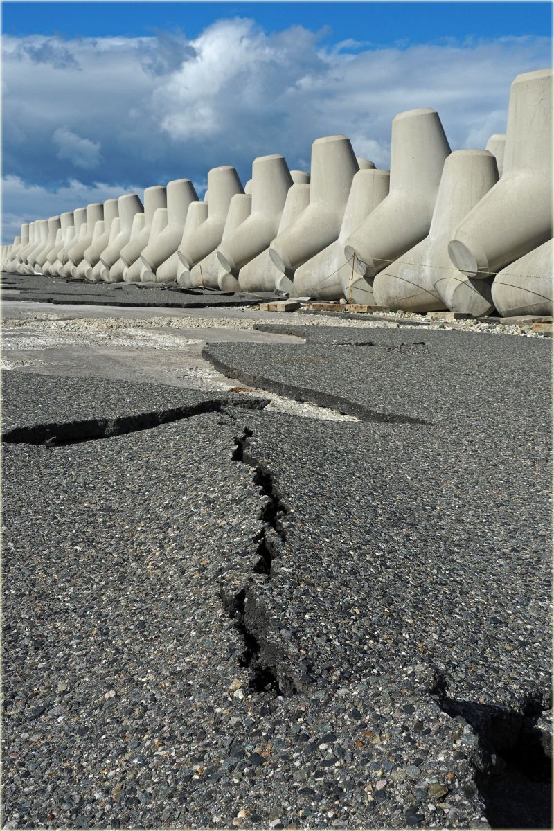 ローアングルで 街並み 建物 公園 Ganref