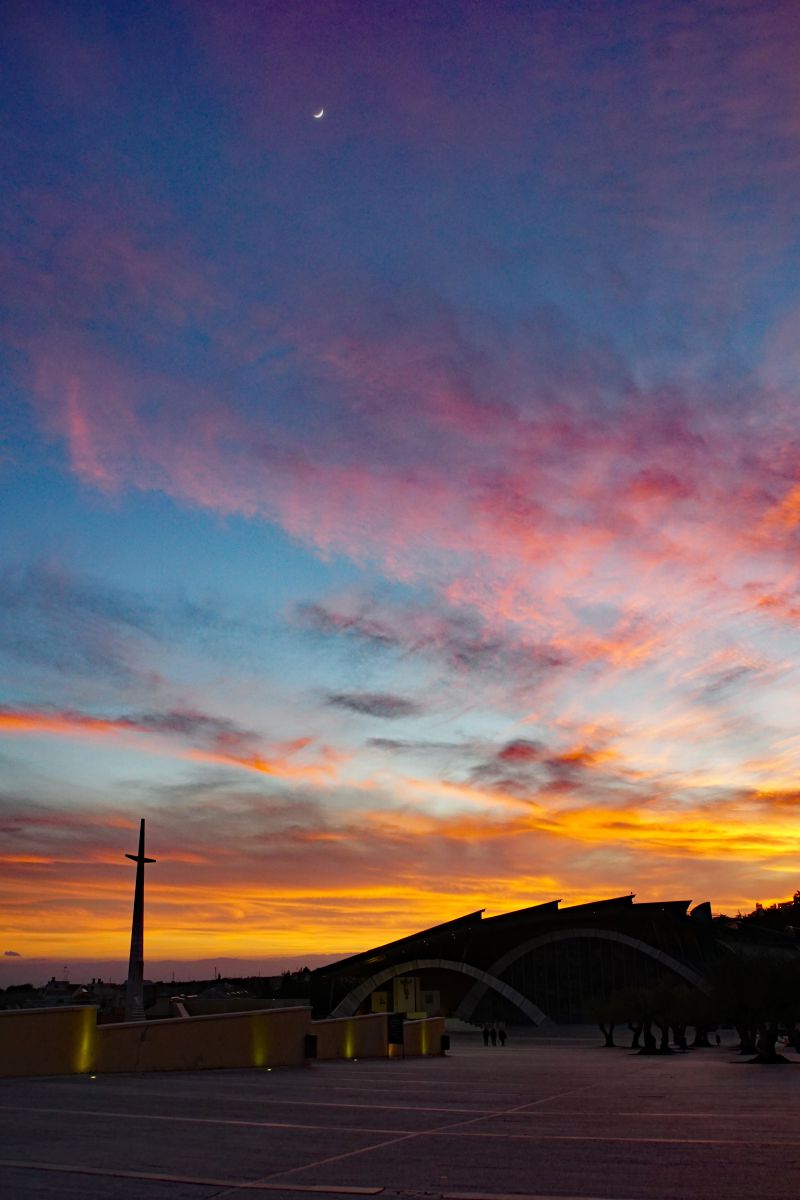 月と夕焼け 街並み 建物 神社 寺 教会 Ganref