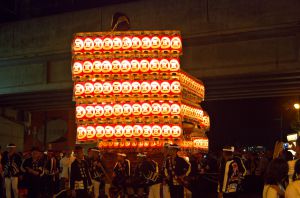 新品 ミニ献灯台 提灯 御神燈 だんじり 岸和田 祭 地車 模型 塗装済 岸和田だんじり祭り 灯入れ曳行 全景 | GANREF