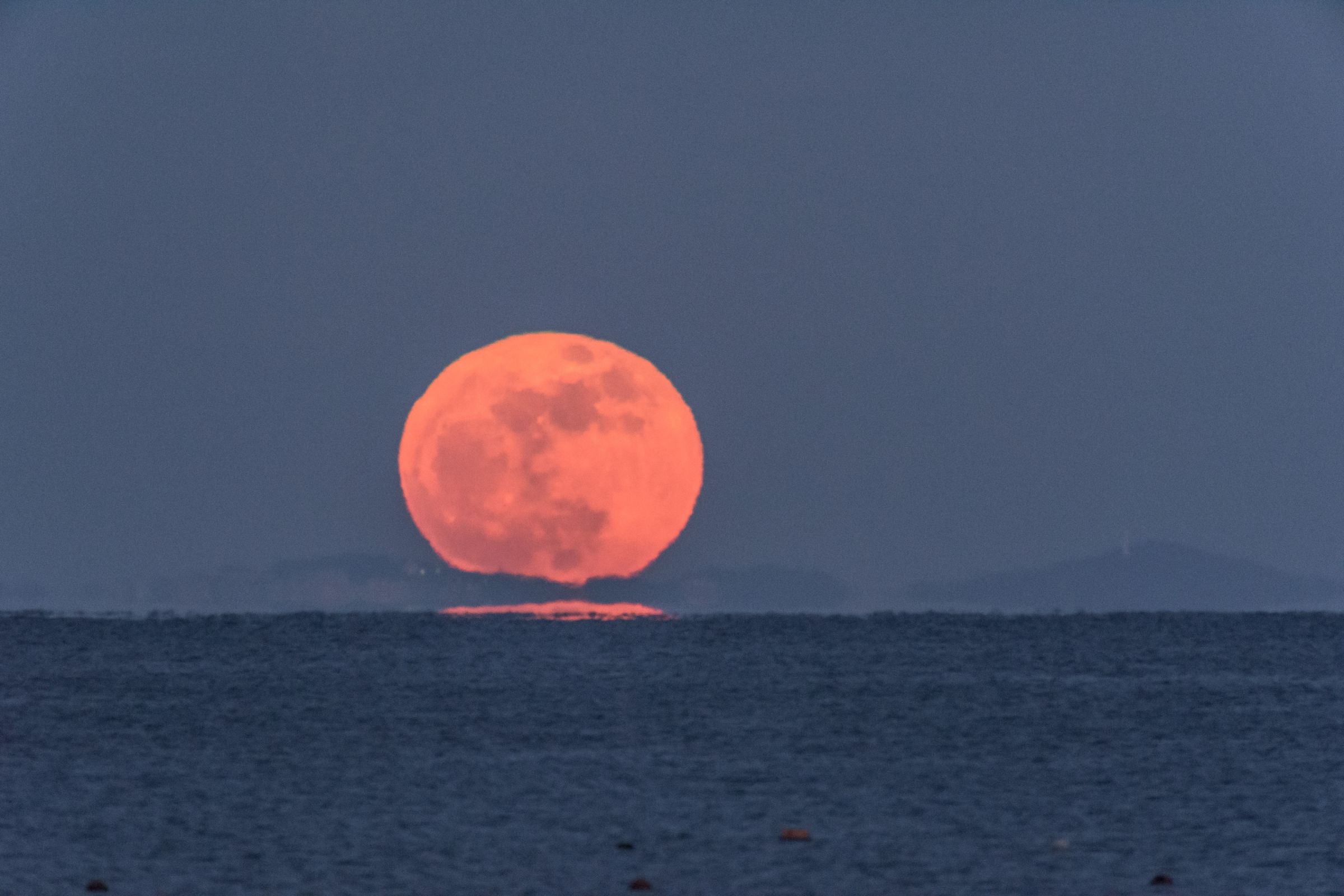 スーパームーンの赤い月 | GANREF