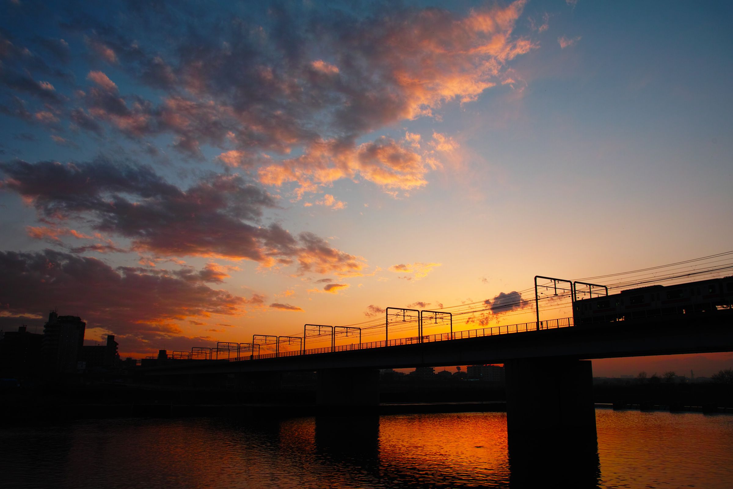 夕暮れの橋 多摩川の夕日 | GANREF