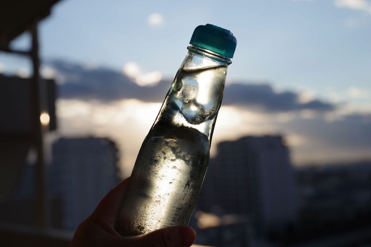 ラムネの瓶と台風前の夕日 食べ物 飲み物 飲み物 Ganref