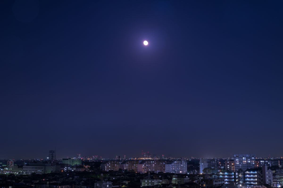 満ちたりた月は静かに夜の街を照らす 自然 風景 空 雲 Ganref