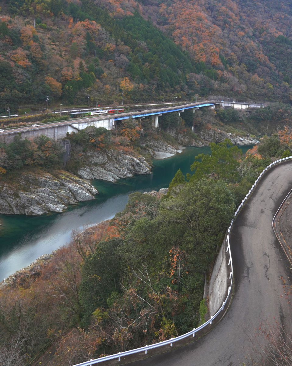 坪尻駅へ向かう GANREF