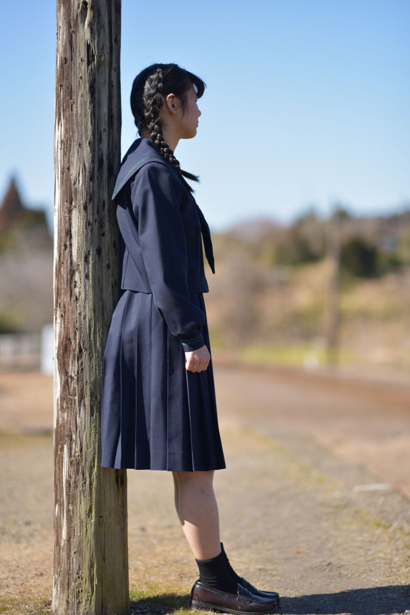 制服 三つ編み 無人駅 人物 女性 Ganref