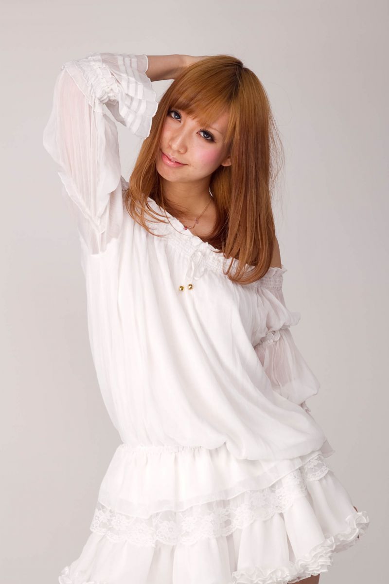 白いワンピース 人物 女性 Ganref