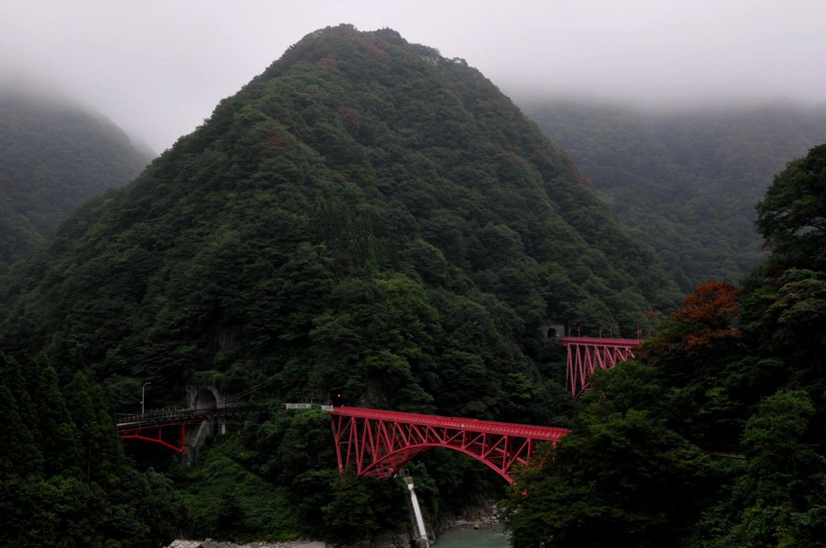 真ん中の鉄橋が怖いトンネルへの 自然 風景 山 Ganref