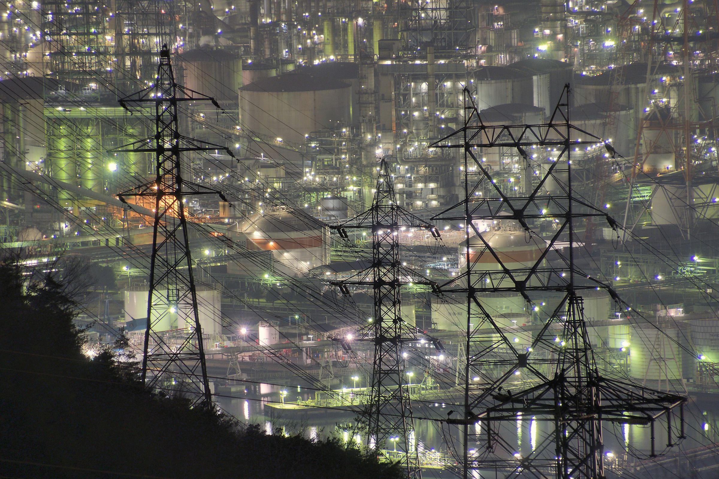 夜景を楽しむ鉄塔たち | GANREF