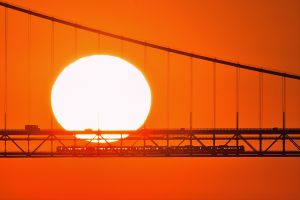夕日写真 瀬戸大橋に夕日と電車 』 ⁡ 瀬戸大橋に夕日と電車がど真ん中を