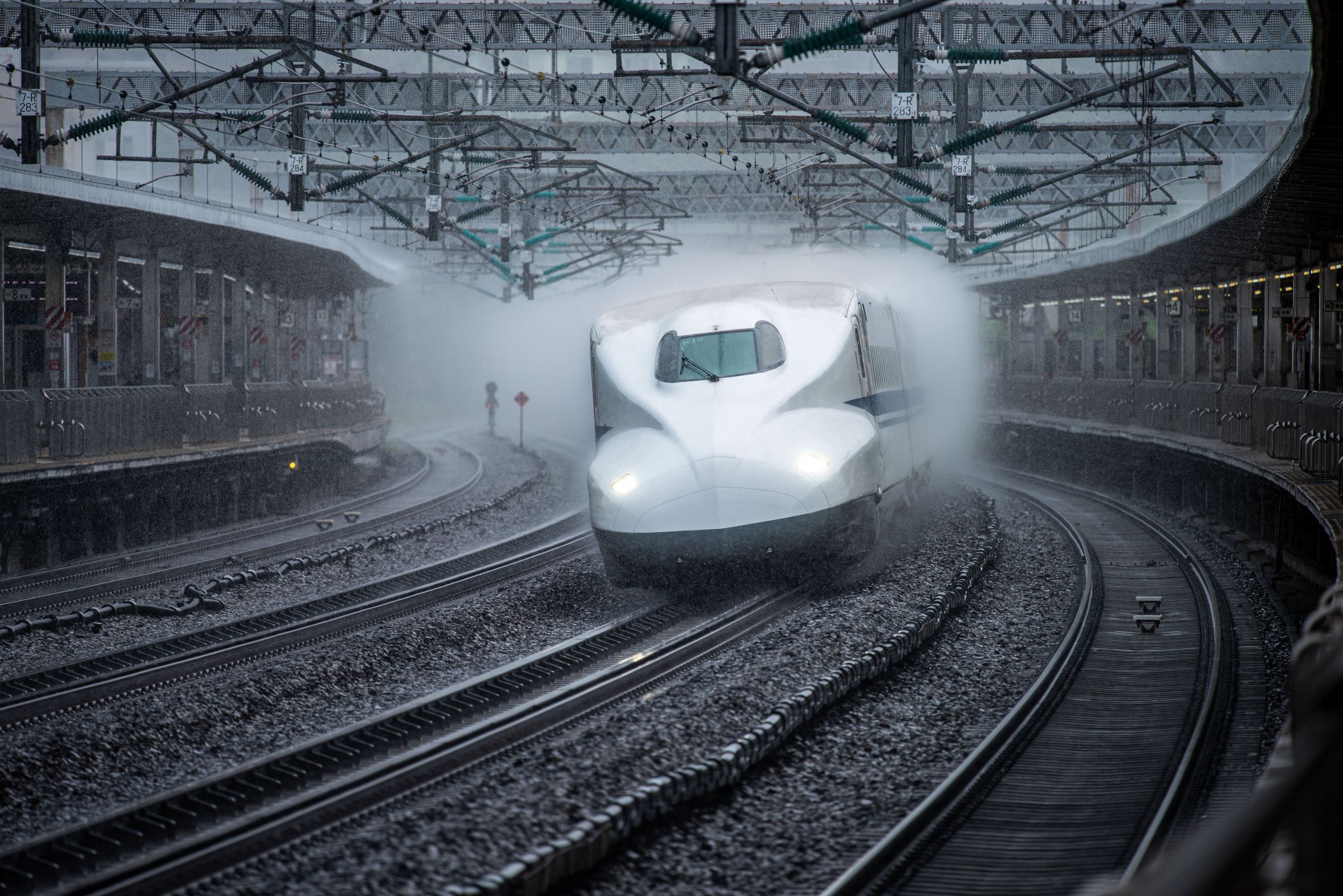 水しぶきを纏って疾走する東海道山陽新幹線N700A | GANREF