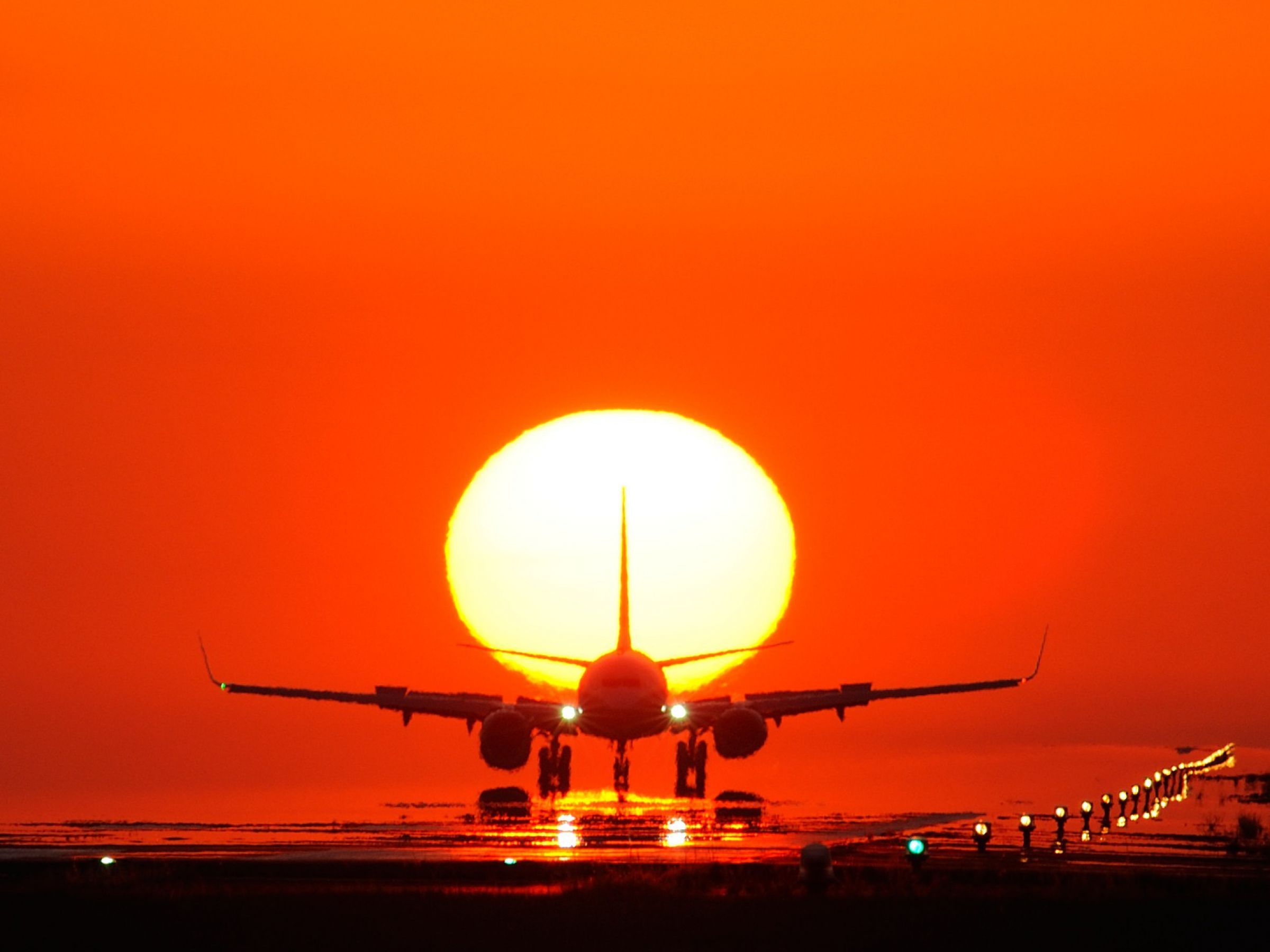 夕日と飛行機 | GANREF