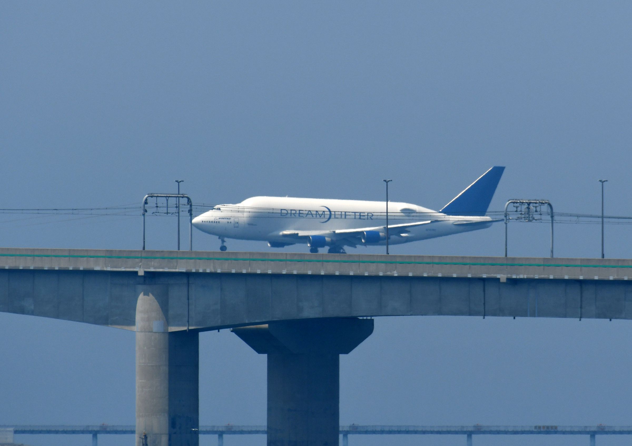 ドリームリフター連絡橋に着陸か？ | GANREF