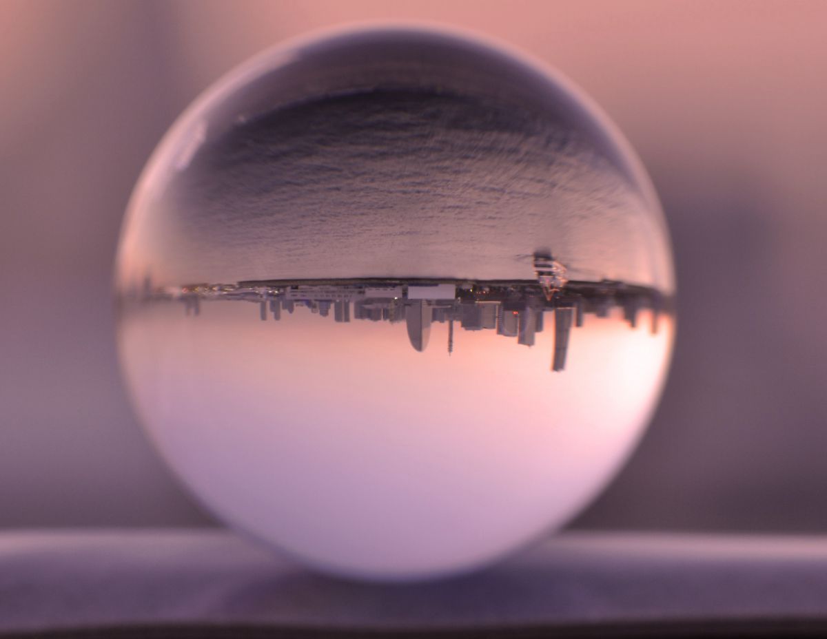 ガラス玉に映った横浜夕景 自然 風景 水辺 Ganref