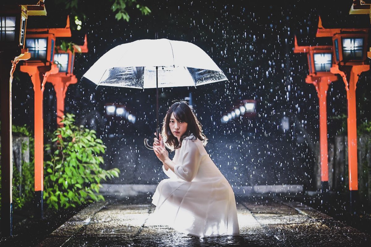 雨の参道 人物 女性 Ganref
