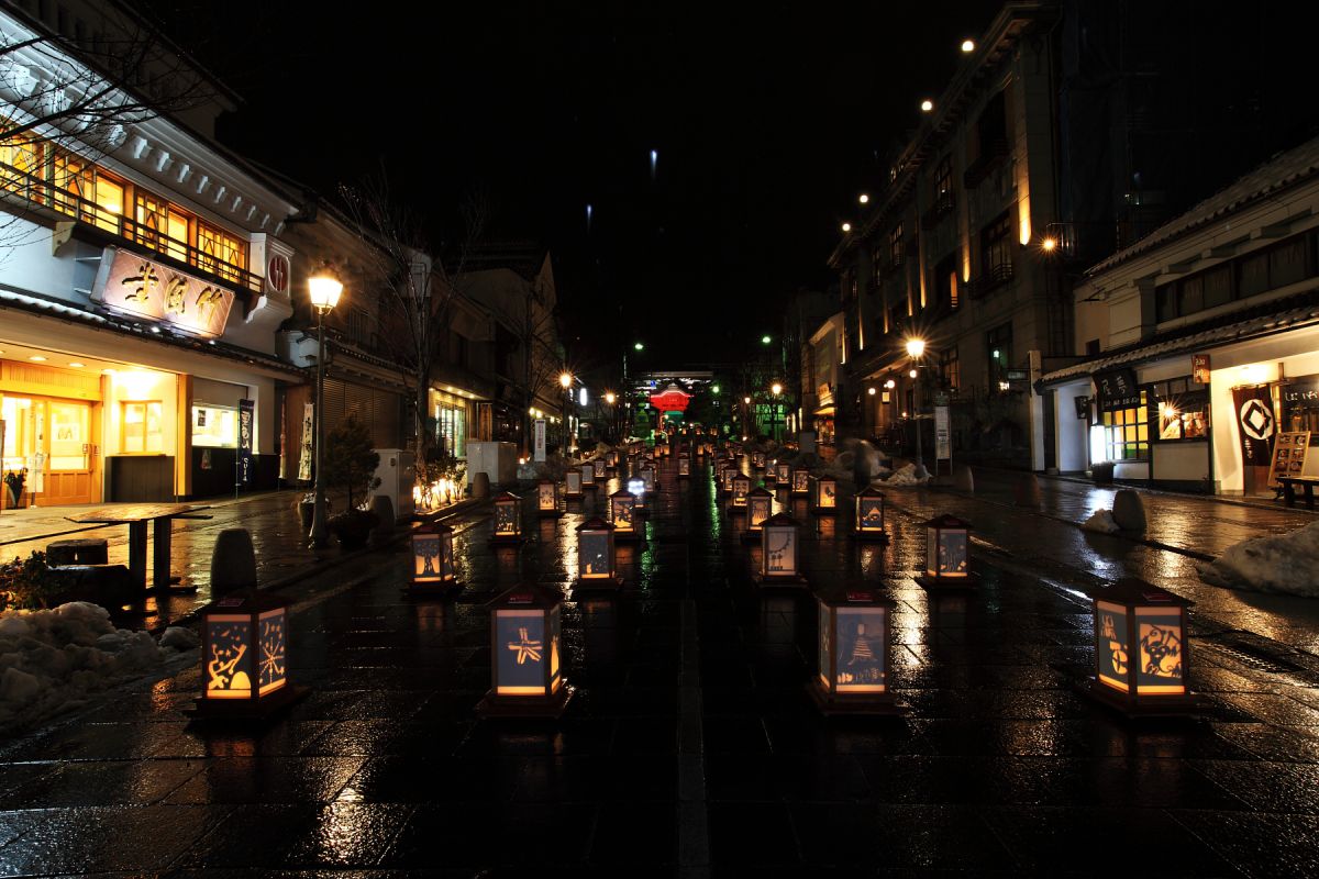 善光寺 灯明祭り 濡れた石畳 街並み 建物 神社 寺 教会 Ganref