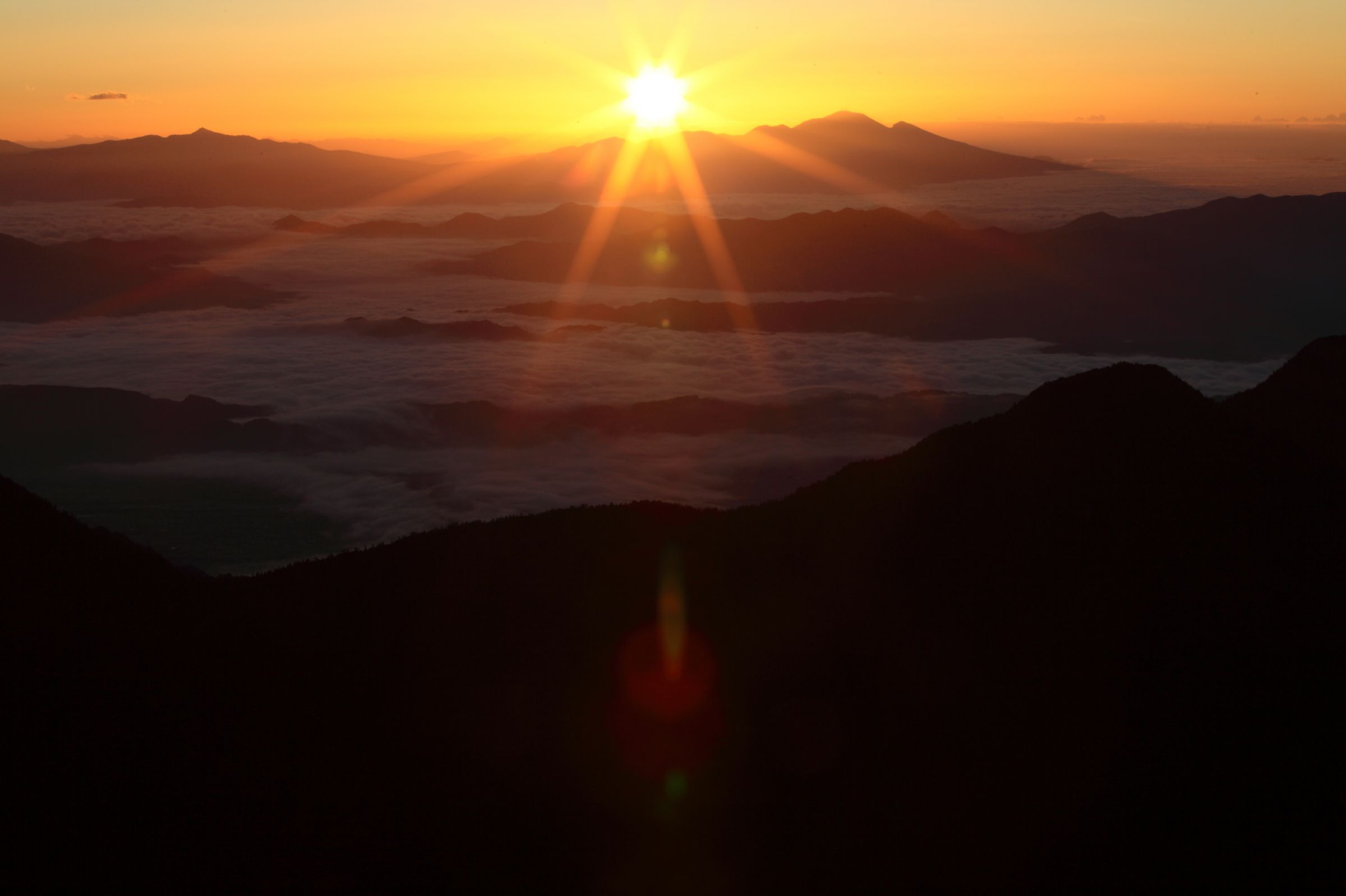 浅間山のシルエットからの日の出だった | GANREF