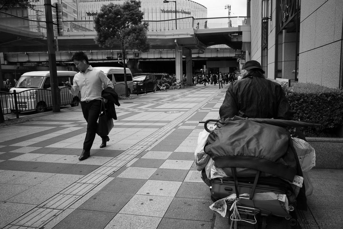 歩きスマホはやめましょう 人物 シニア Ganref