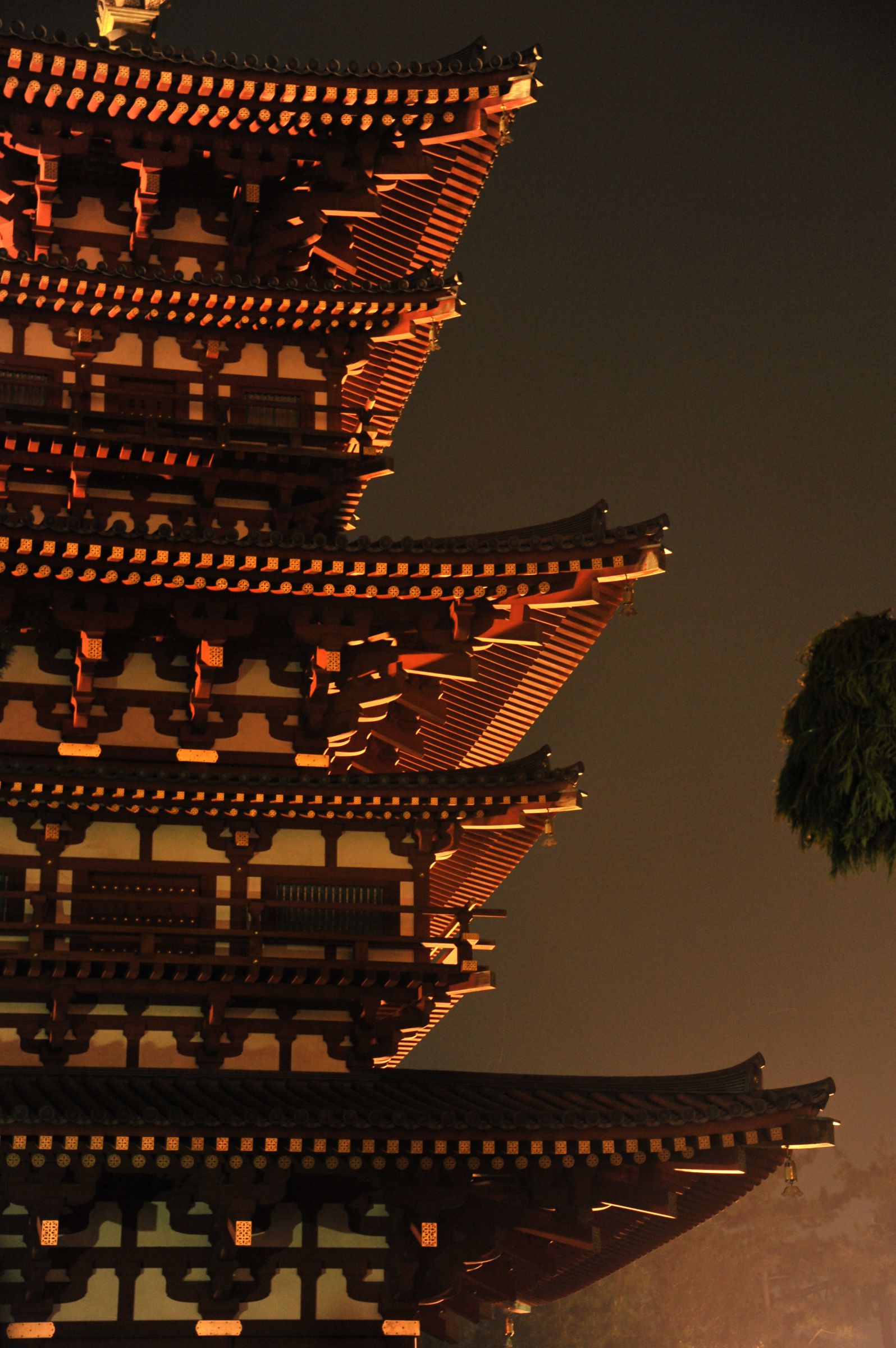 夜に輝く薬師寺西塔 | GANREF