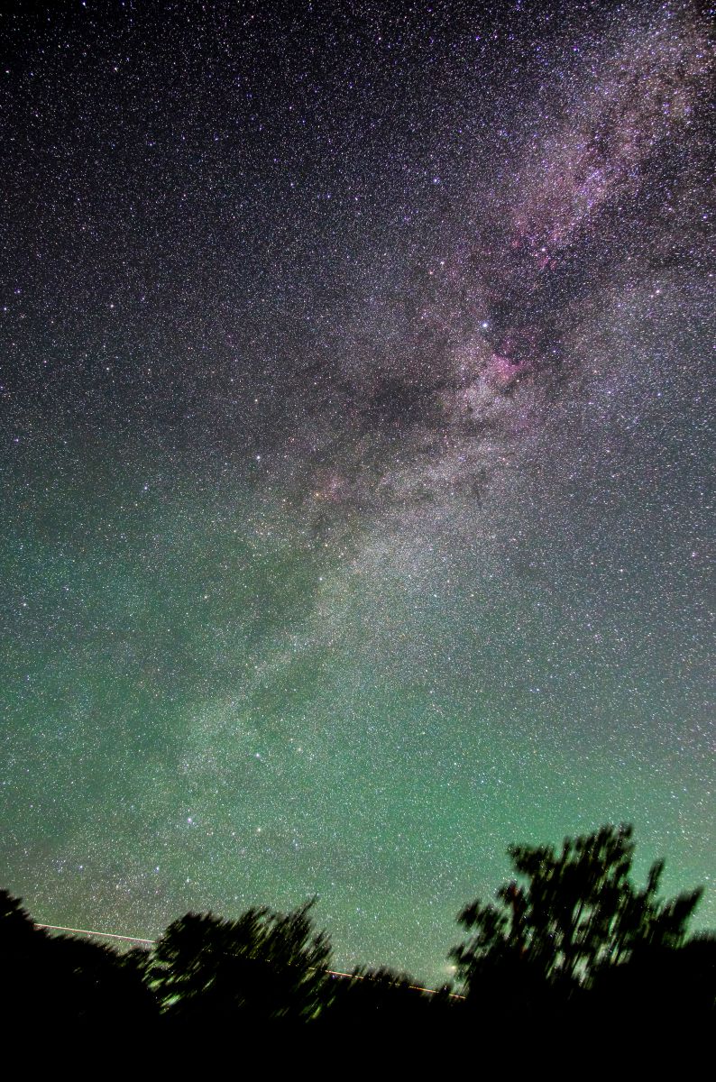 カラフルな夜空 大気光の緑 天の川はくちょう座宙域の赤 自然 風景 宇宙 天体 Ganref