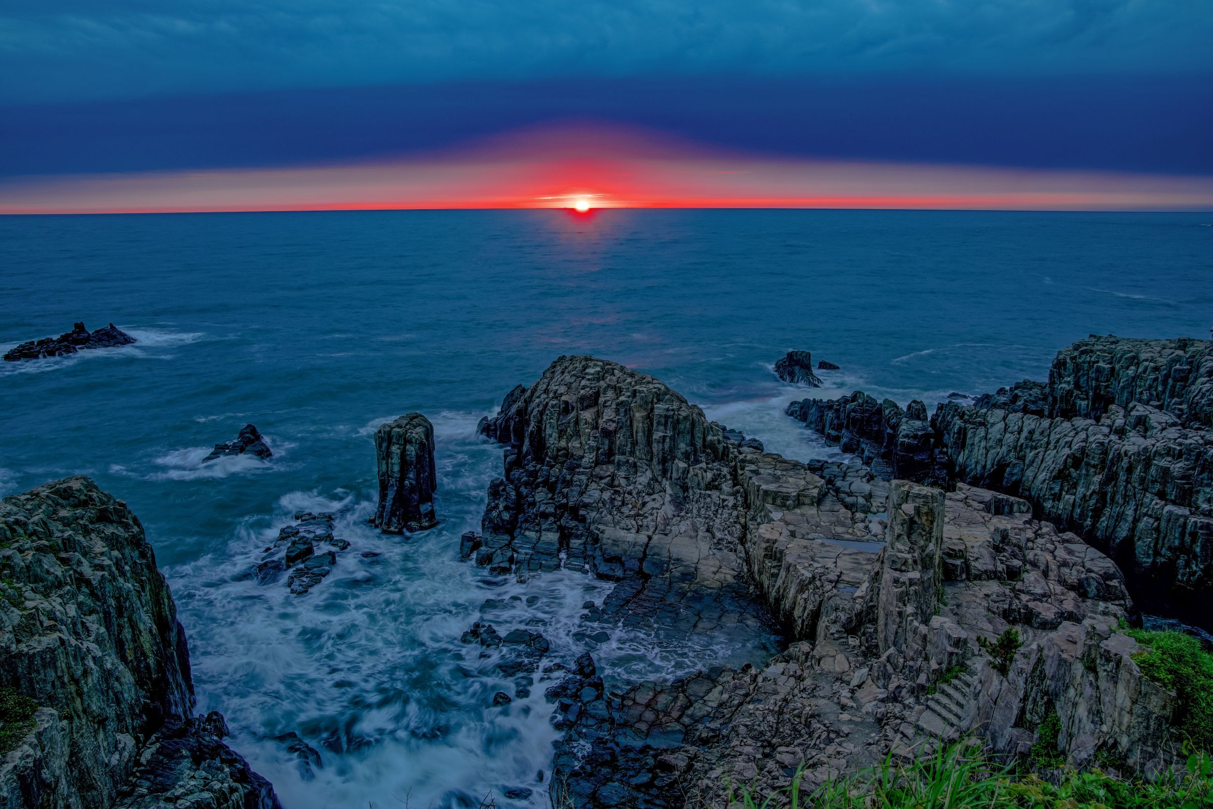 水平線だけが染まる越前の海（夕景） | GANREF